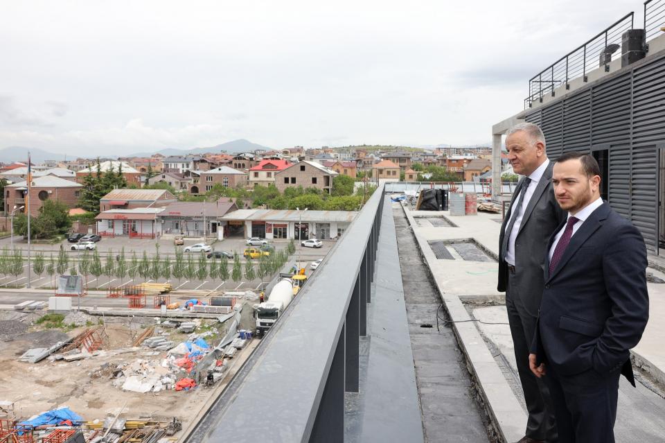 ՀՀ ԲՏԱ նախարար Մխիթար Հայրապետյանը Հայաստանում ԵՄ դեսպան Վասիլիս Մարագոսի հետ այցելել է «Ինժեներական քաղաք»