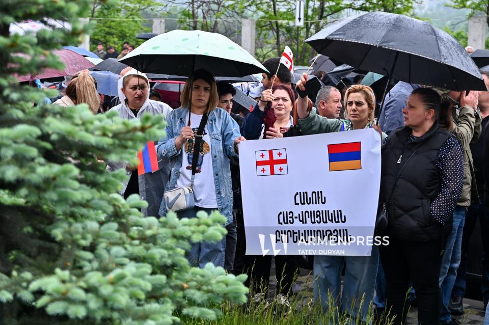 Производители коньяка проводят акцию протеста перед посольством Грузии