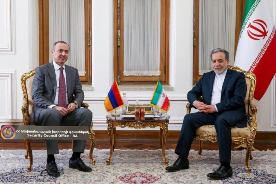 تأکید وزیر امور خارجۀ جمهوری اسلامی ایران بر موضع‌گیری روشن و حمایت قاطع تهران از تمامیت ارضی و حاکمیت جمهوری ارمنستان