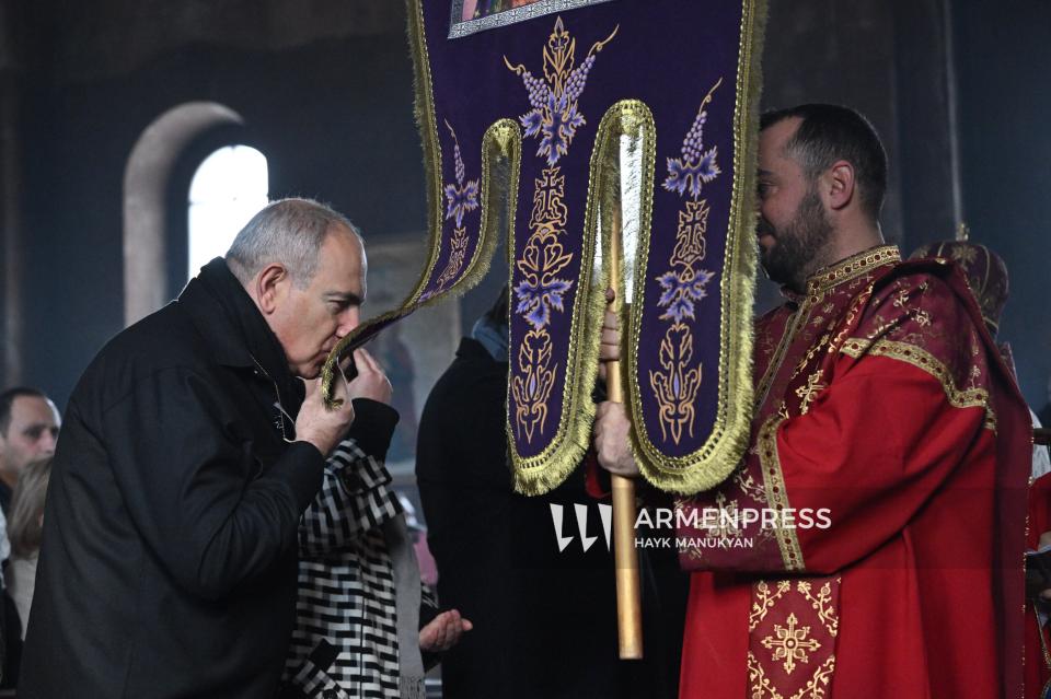 ՀՀ վարչապետ Նիկոլ Փաշինյանը ներկա է գտնվել Չարենցավանի Սուրբ Փրկիչ եկեղեցում մատուցվող պատարագին