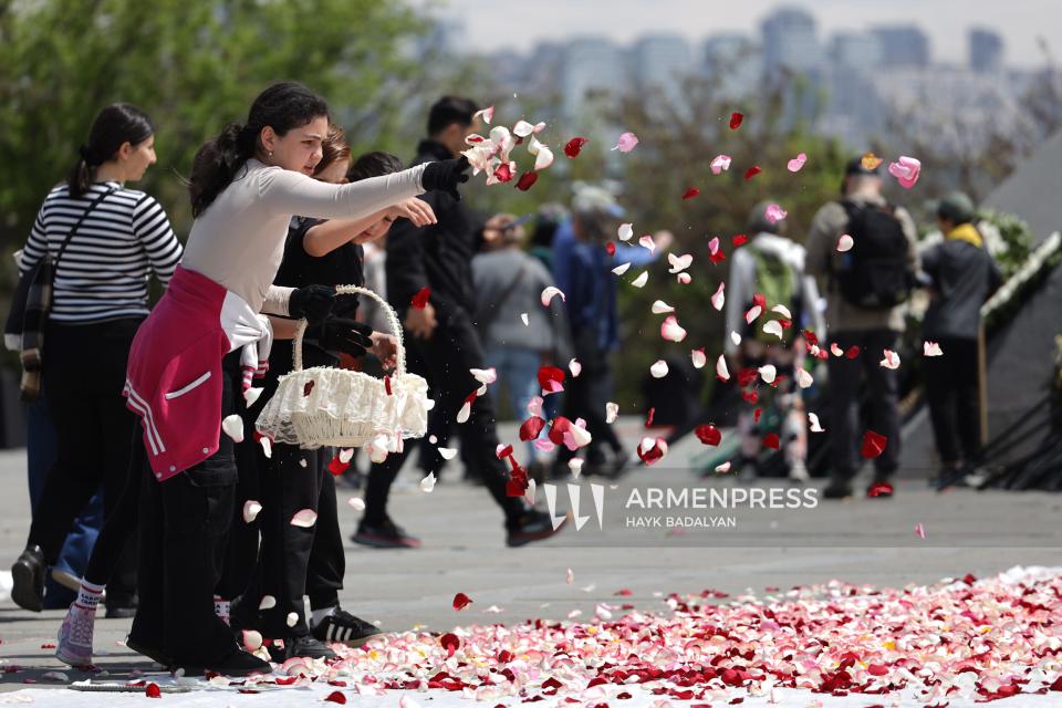 Նոր կյանք Ծիծեռնակաբերդում խոնարհված ծաղիկներին. մեկնարկել է  ավանդական «Ծաղկահավաք»-ը