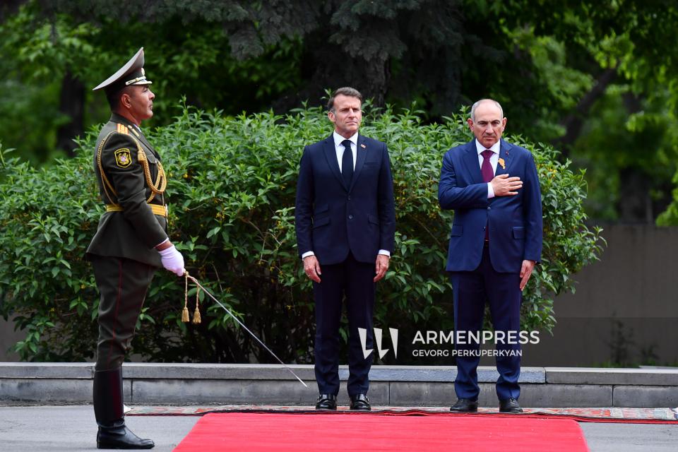 Պետական այցով ՀՀ ժամանած Ֆրանսիայի նախագահի դիմավորման արարողությունը