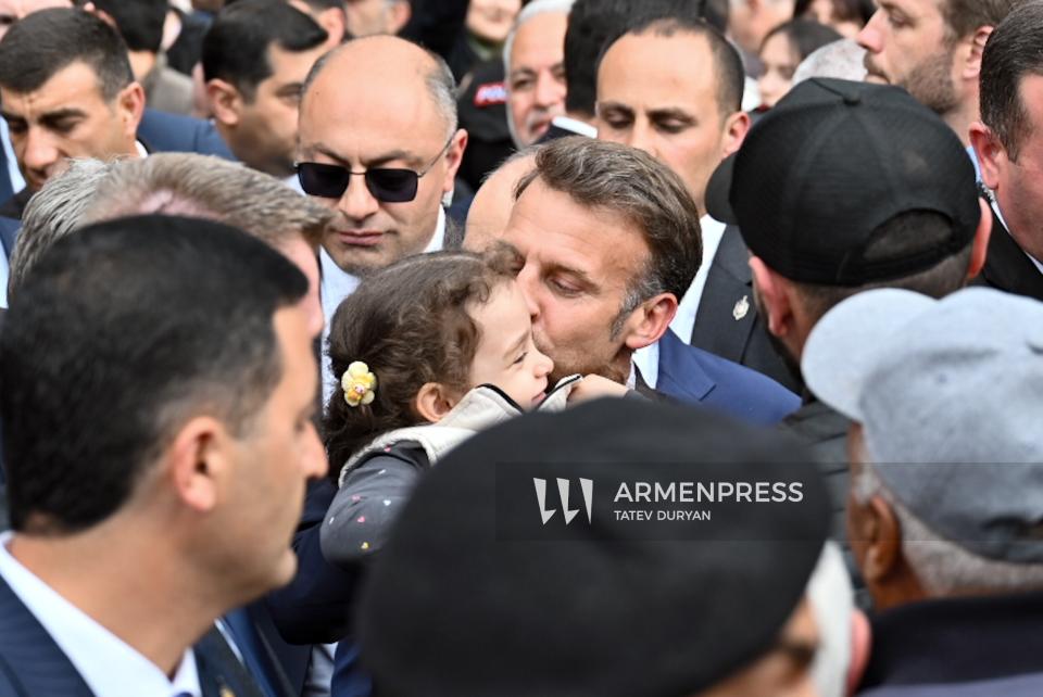 Ֆրանսիայի նախագահ Էմանուել Մակրոնը շրջեց Գյումրու հրապարակում