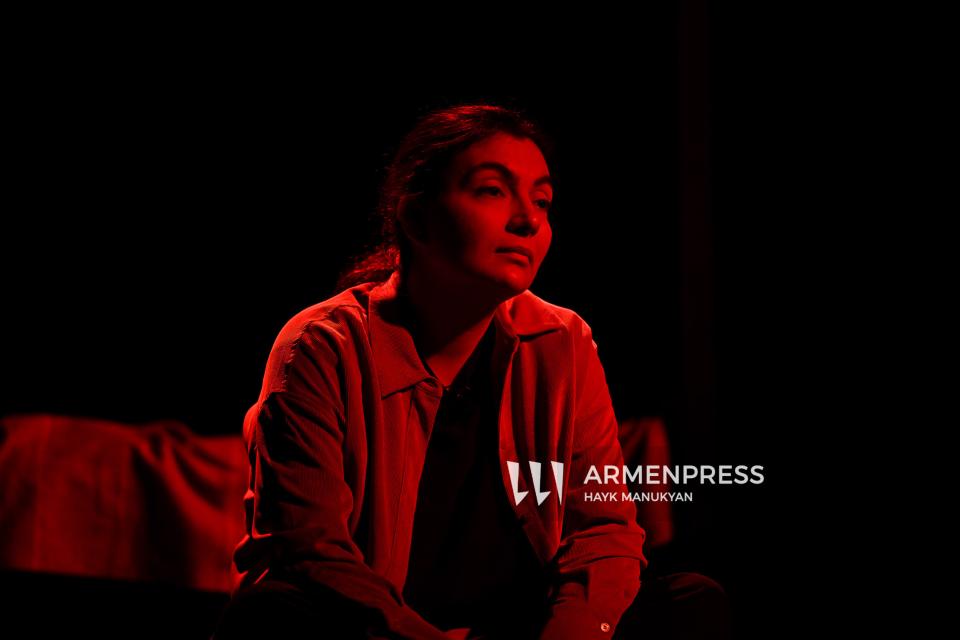 «Մհեր Մկրտչյան» թատրոնի բեմ բարձրացավ «Կնոջ մարմինը՝ որպես պատերազմի դաշտ» ներկայացումը