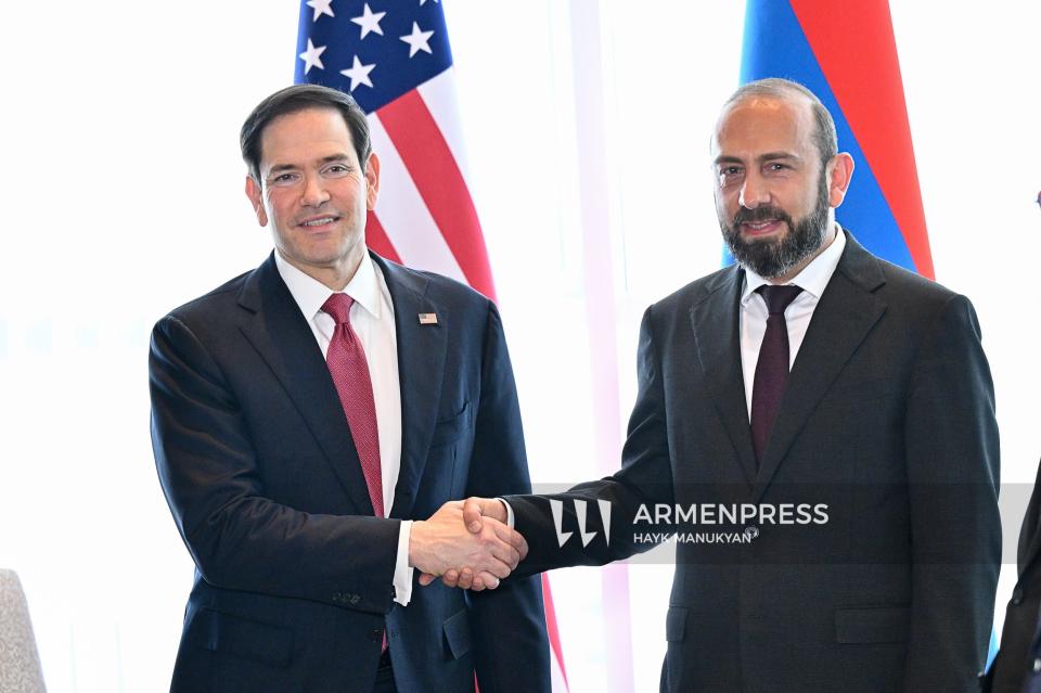 马尔科·鲁比奥与阿拉拉特·米尔佐扬正在出席谅解备忘录的签约仪式