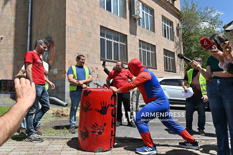 «Բոլորին դեմ եմ» կուսակցության «ժողովրդի զահլեն տանելու» ակցիան