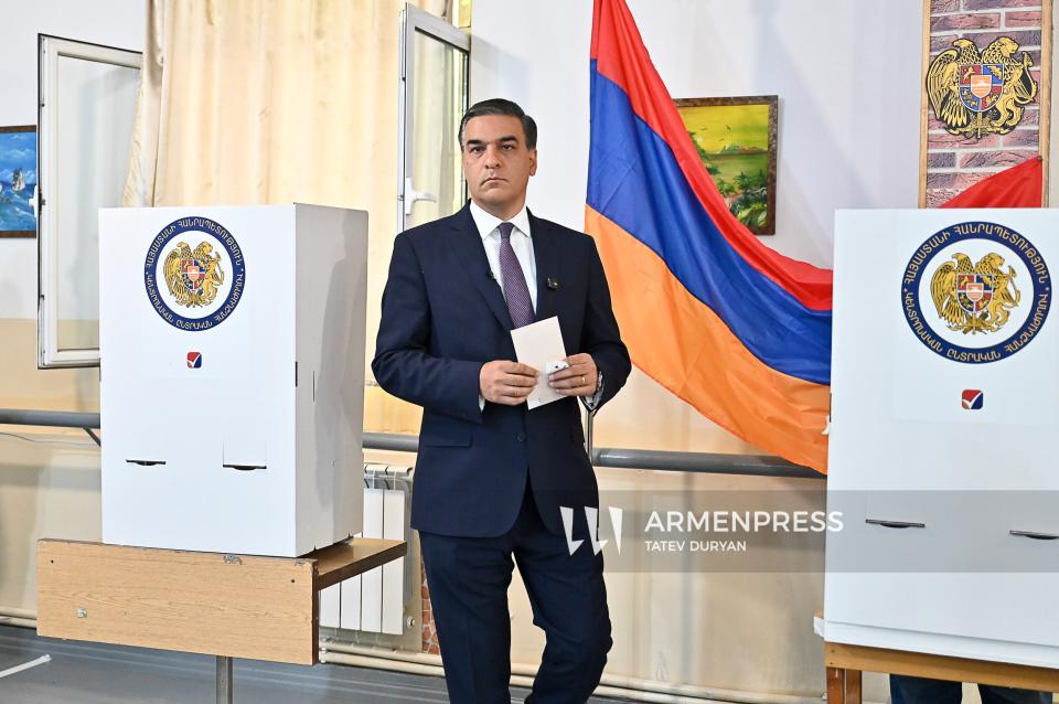 Кандидат на пост  премьер-министра Арман Татоян выполнил свой гражданский долг на избирательном участке 7/50