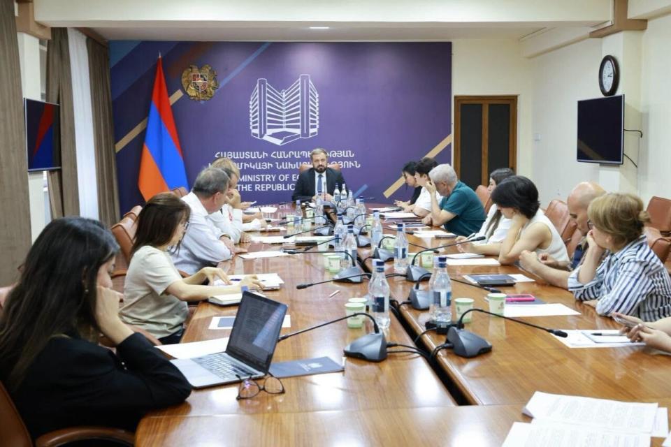Economy Minister Gevorg Papoyan chairs Public Council meeting