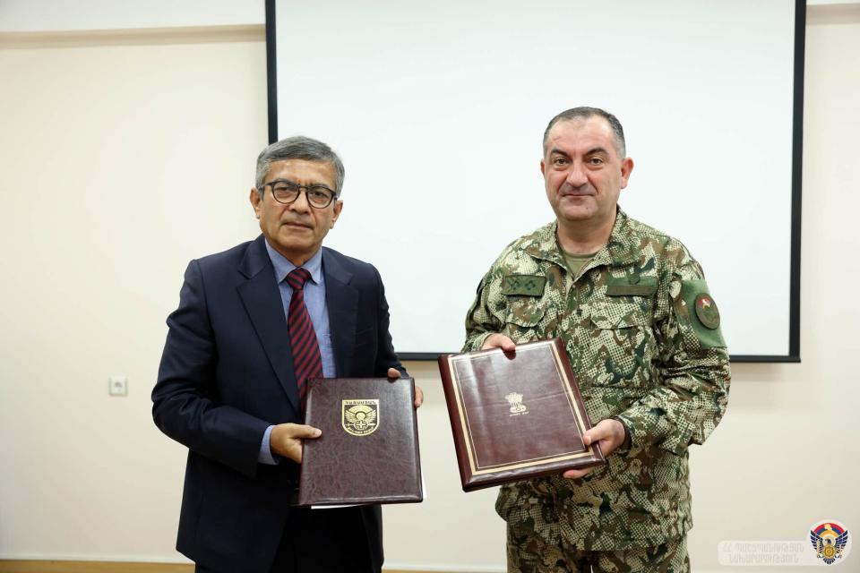 Armenian top general, India’s Defense Secretary exchange new cooperation framework document