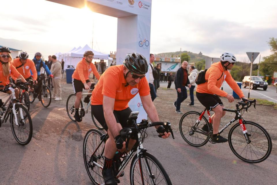 Prime Minister Nikol Pashinyan takes part in ‘Around Sevan’ amateur cycling tour