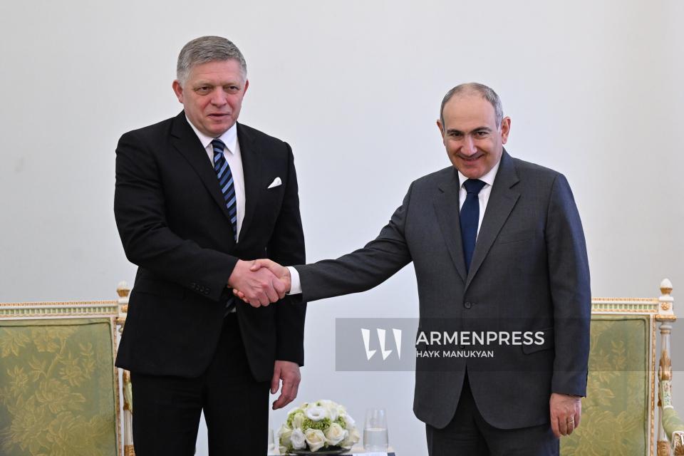 Nikol Pashinyan felicitó a Robert Fico por el Día Nacional