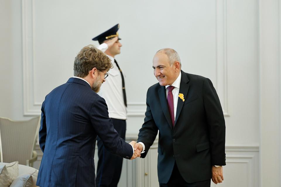 Prime Minister Pashinyan meets outgoing French Ambassador