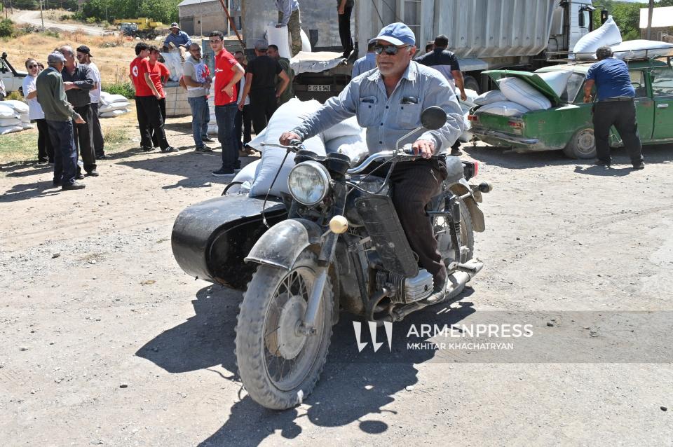 ICRC wheat seed distribution program in the Khachik community of Vayots Dzor