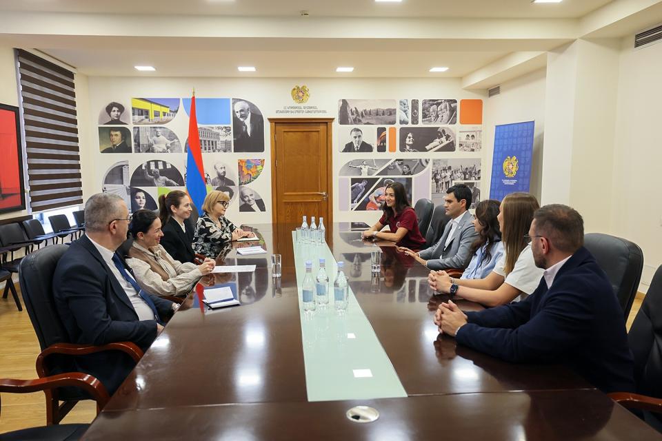 Sports minister meets tennis stars Avanesyan and Charaeva