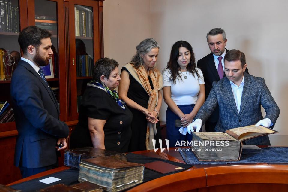 Մեր ձեռագրերում ու պատմության մեջ դատարկ էջեր չունենք. Մատենադարանի տնօրենը պատասխանել է Հիքմեթ Հաջիևին