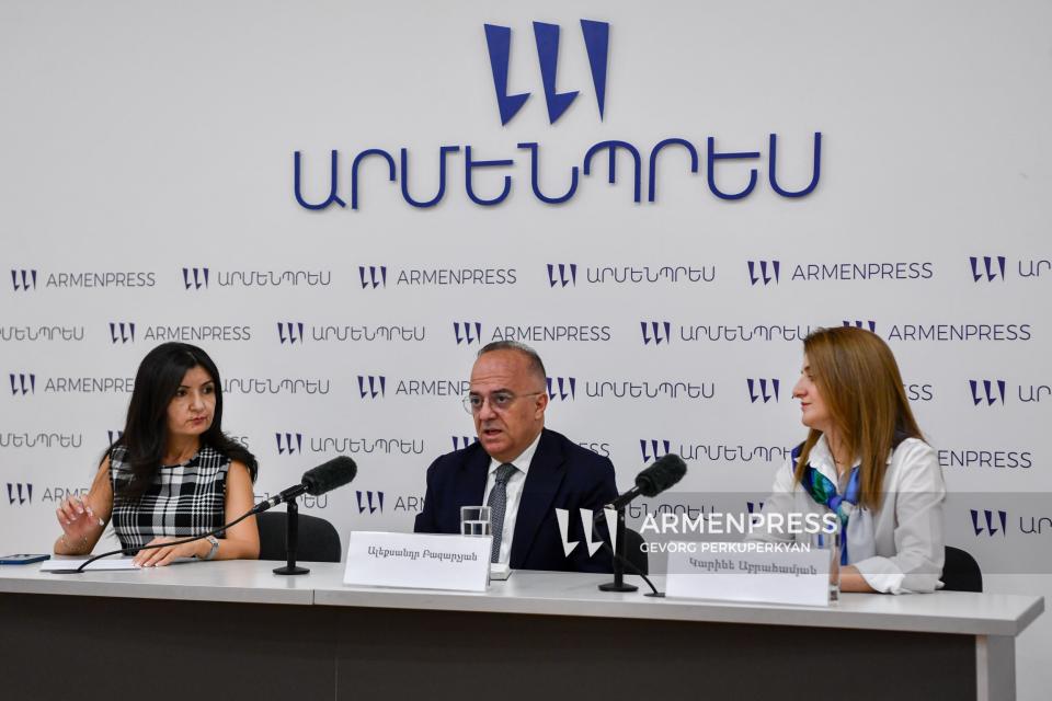 Press conference on individual licensing of doctors
