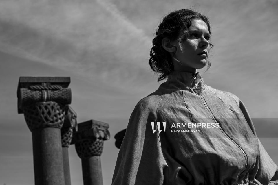 Yerevan Fashion Week. RUZANE-ի հավաքածուն ներկայացվել է Զվարթնոցի հնագույն տաճարի ֆոնին