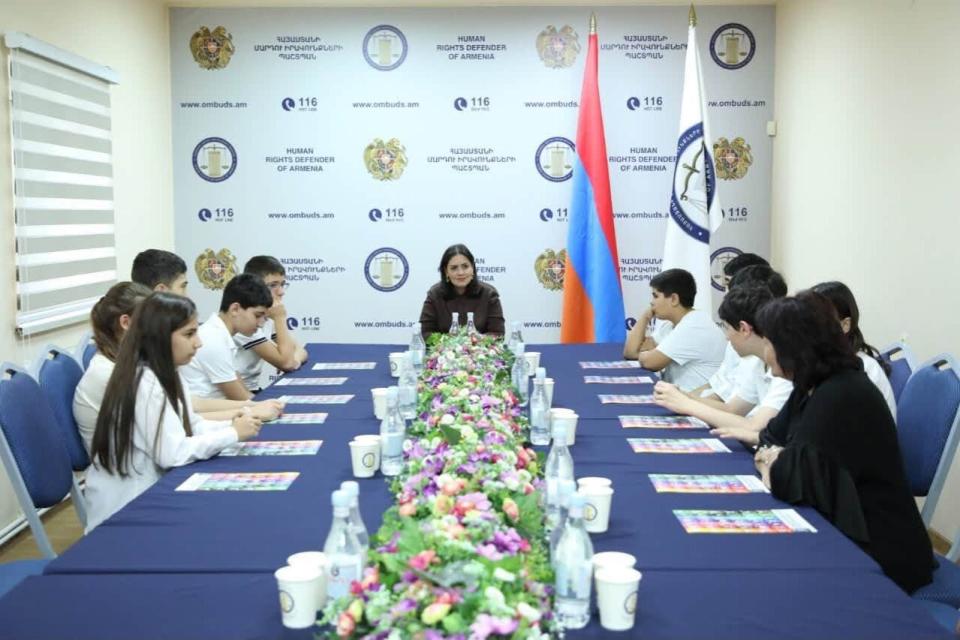 Representantes de la Defensoría de Derechos Humanos de Armenia se reunieron con estudiantes