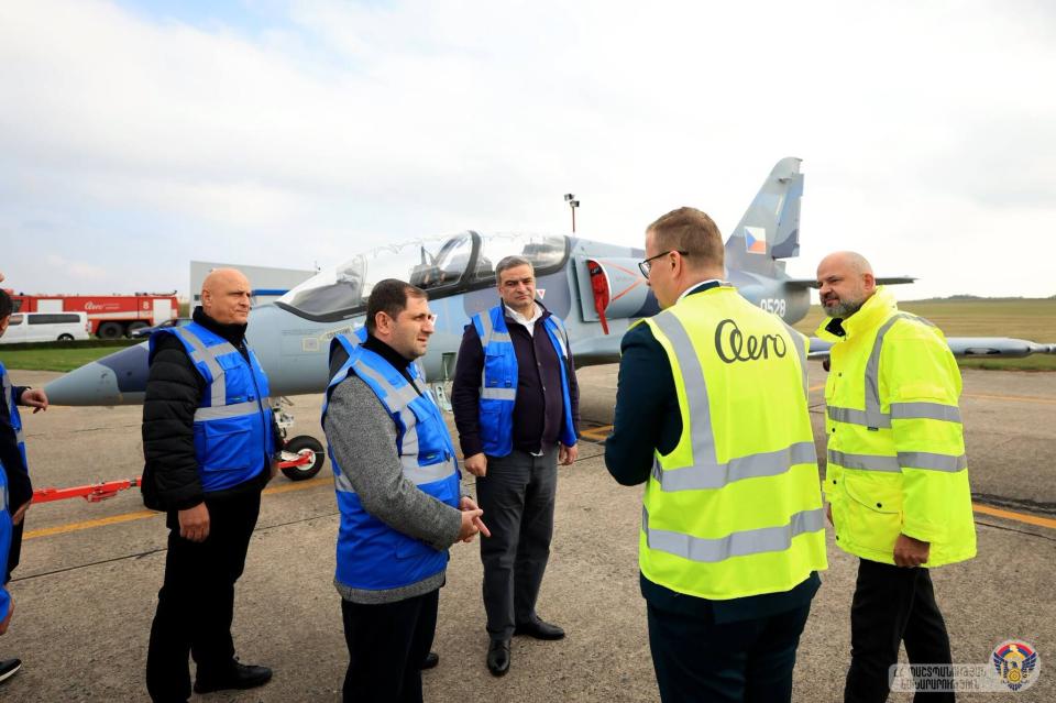 Ermenistan Savunma Bakanı, Çekya’da Aero Vodochody savunma sanayii şirketini ziyaret etti