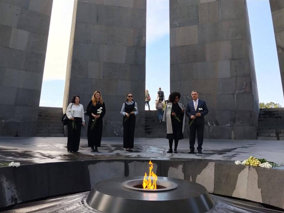 Представители мэрии Парижа посетили Мемориал Геноцида армян