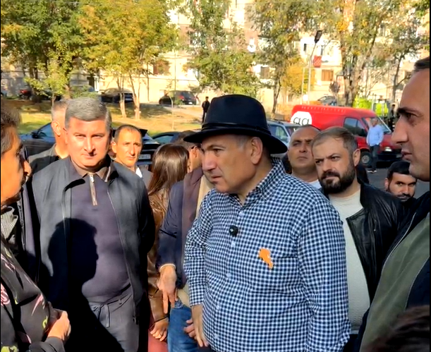 Pashinyan concludes tour of Yerevan’s Ajapnyak district, discusses residents’ concerns