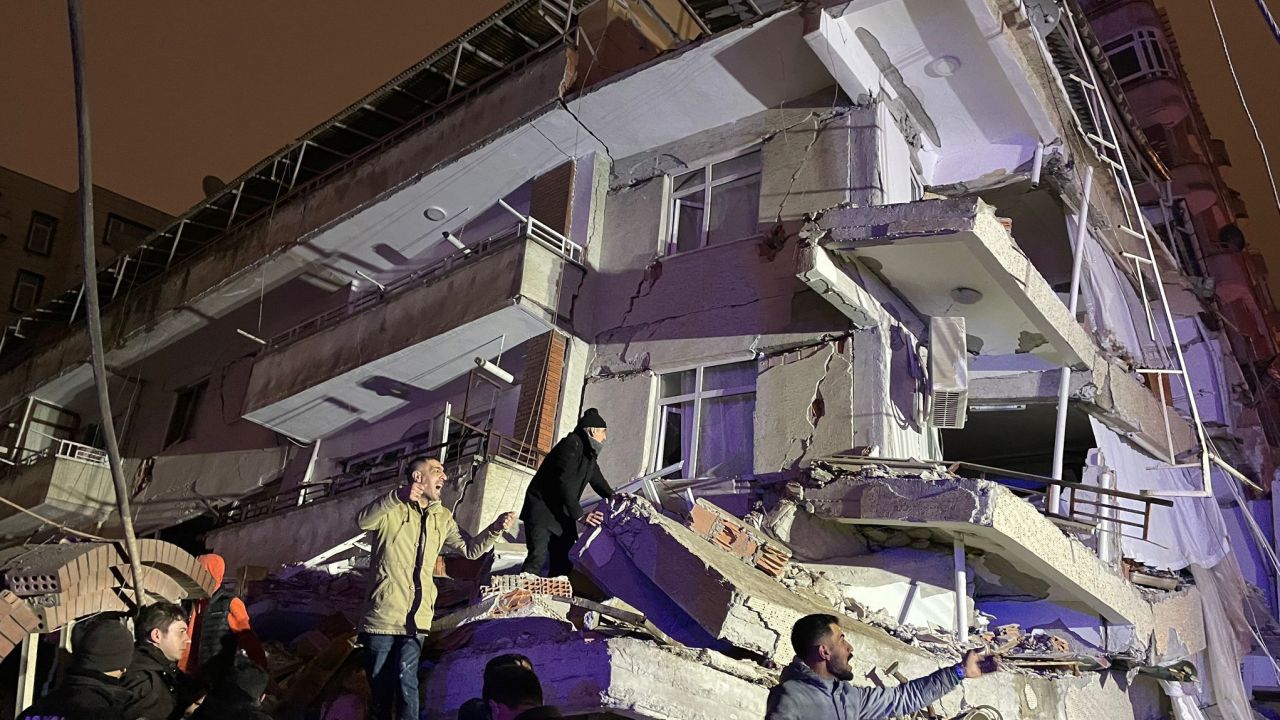 Devastating earthquake kills 76, injures 440 in Turkey 