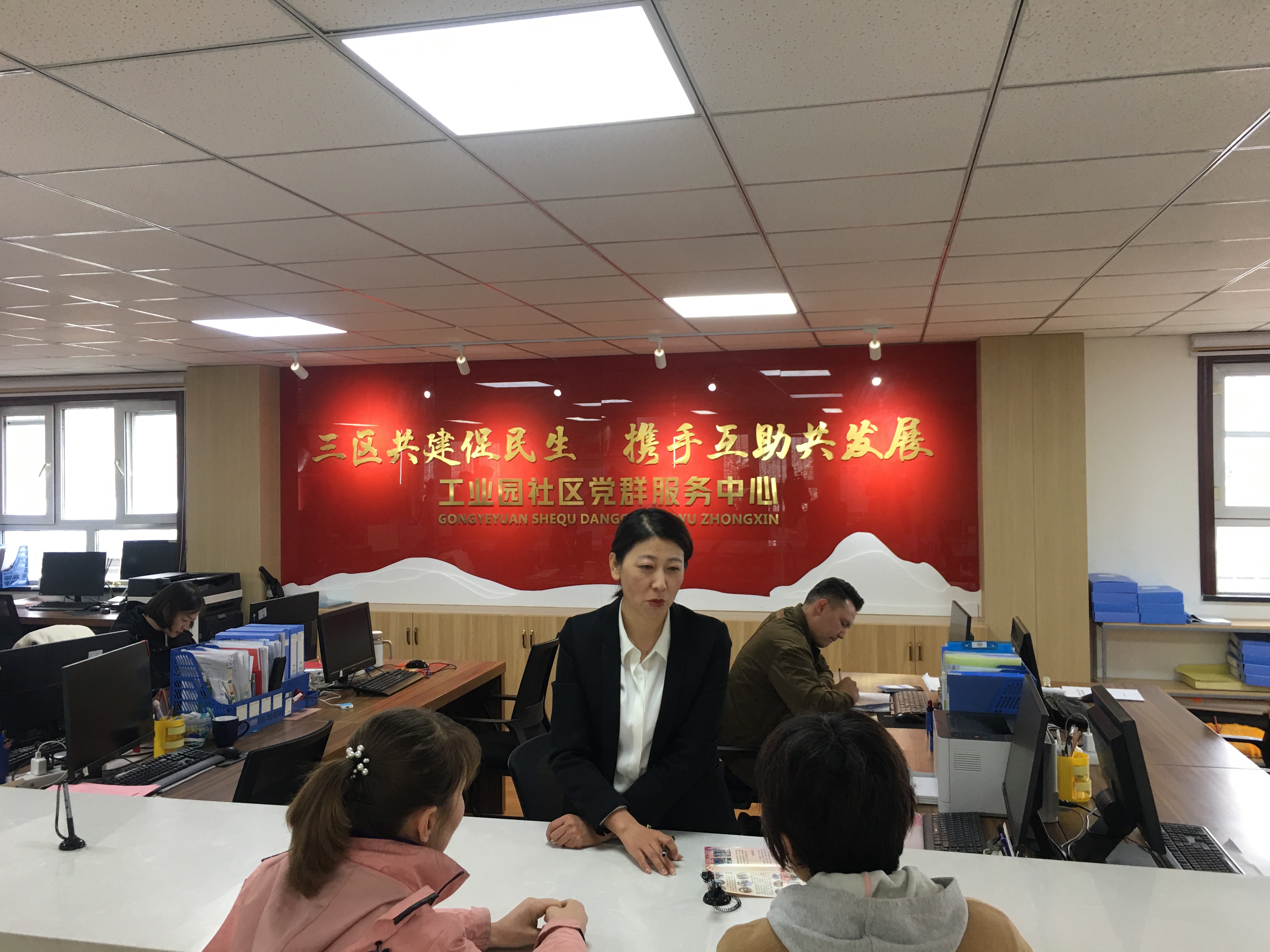 A public service employee talking to citizens at a service center in Urumqi.JPG (1.85 MB)