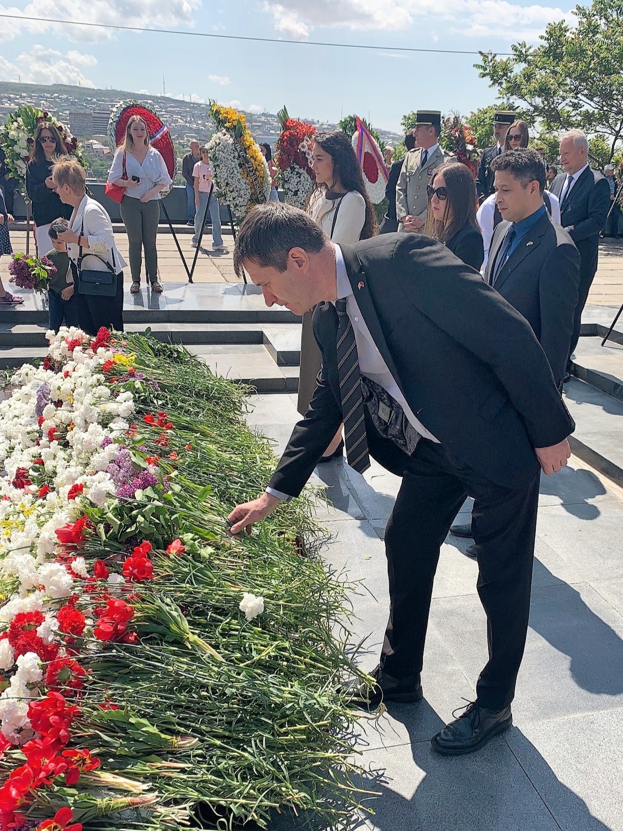 U.S. Ambassador, British Embassy Chargé d'Affaires visit Tomb of Unknown Soldier in 
Yerevan on Victory Day
