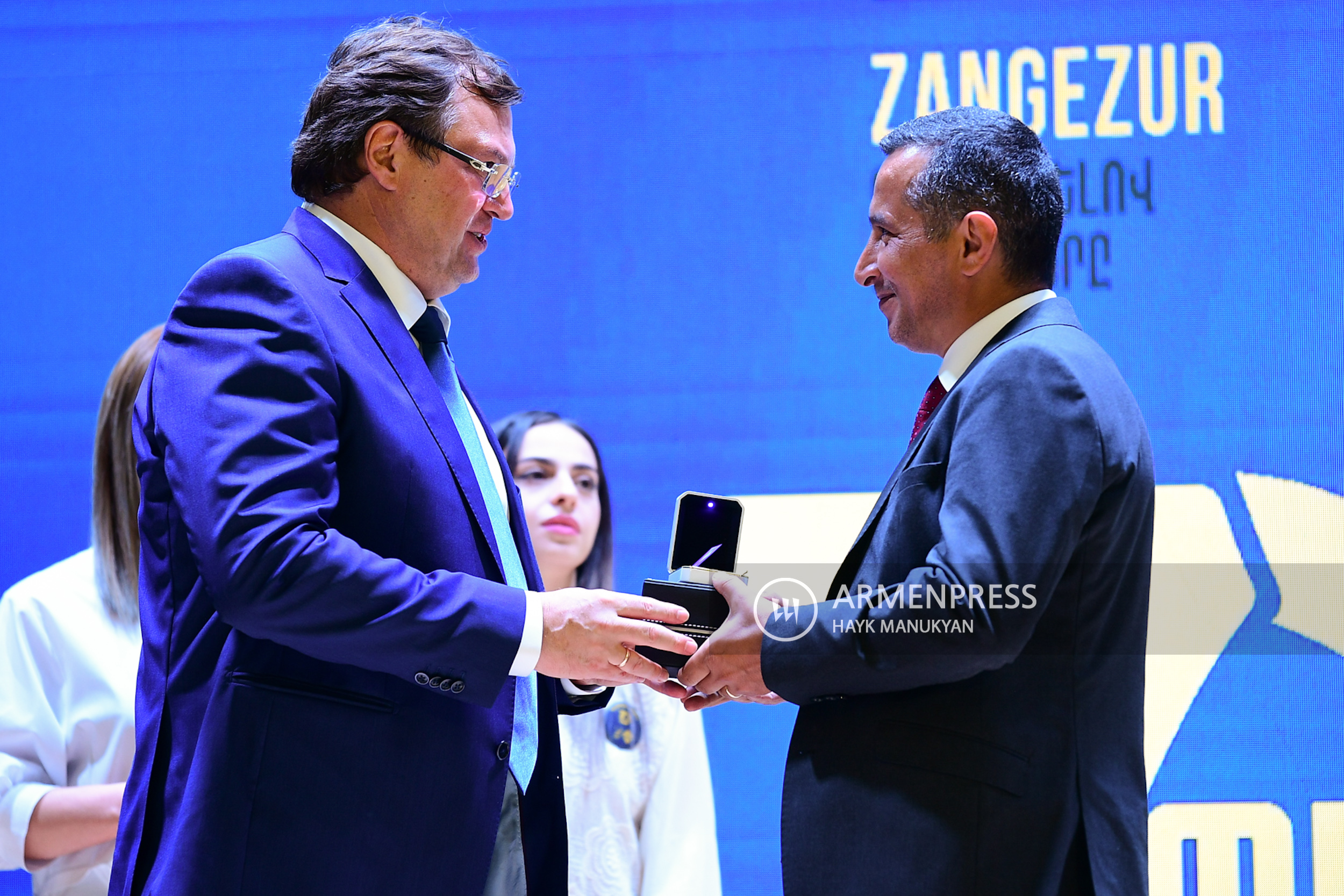 Компьютерное кресло мирэй групп министр экстра для руководителя. Пресс секретарь минобразования в азербайджане. Министр стандарт. Министр стандарт. Компьютерное кресло мирэй групп атлант экстра.