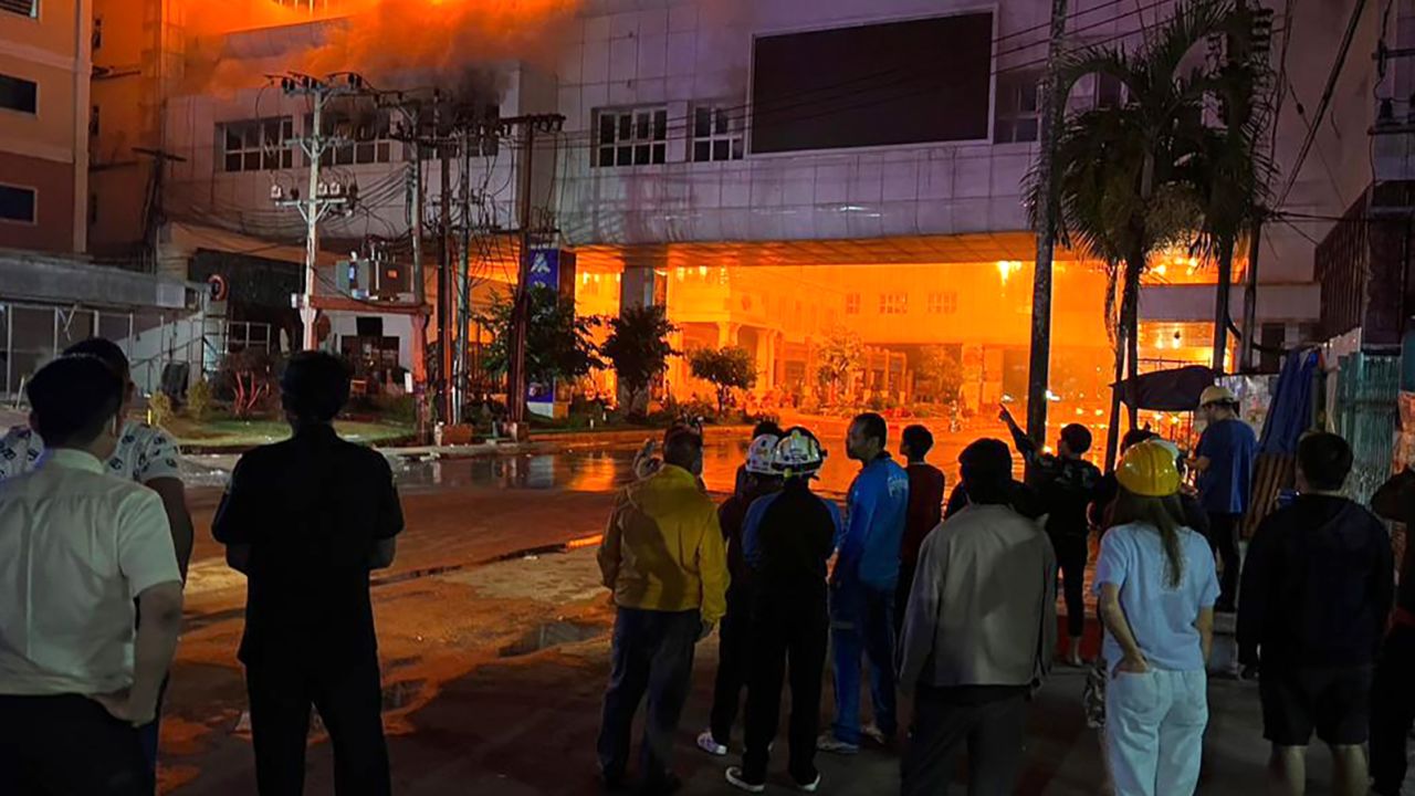 221229111719-02-cambodia-hotel-fire.jpg (127 KB)