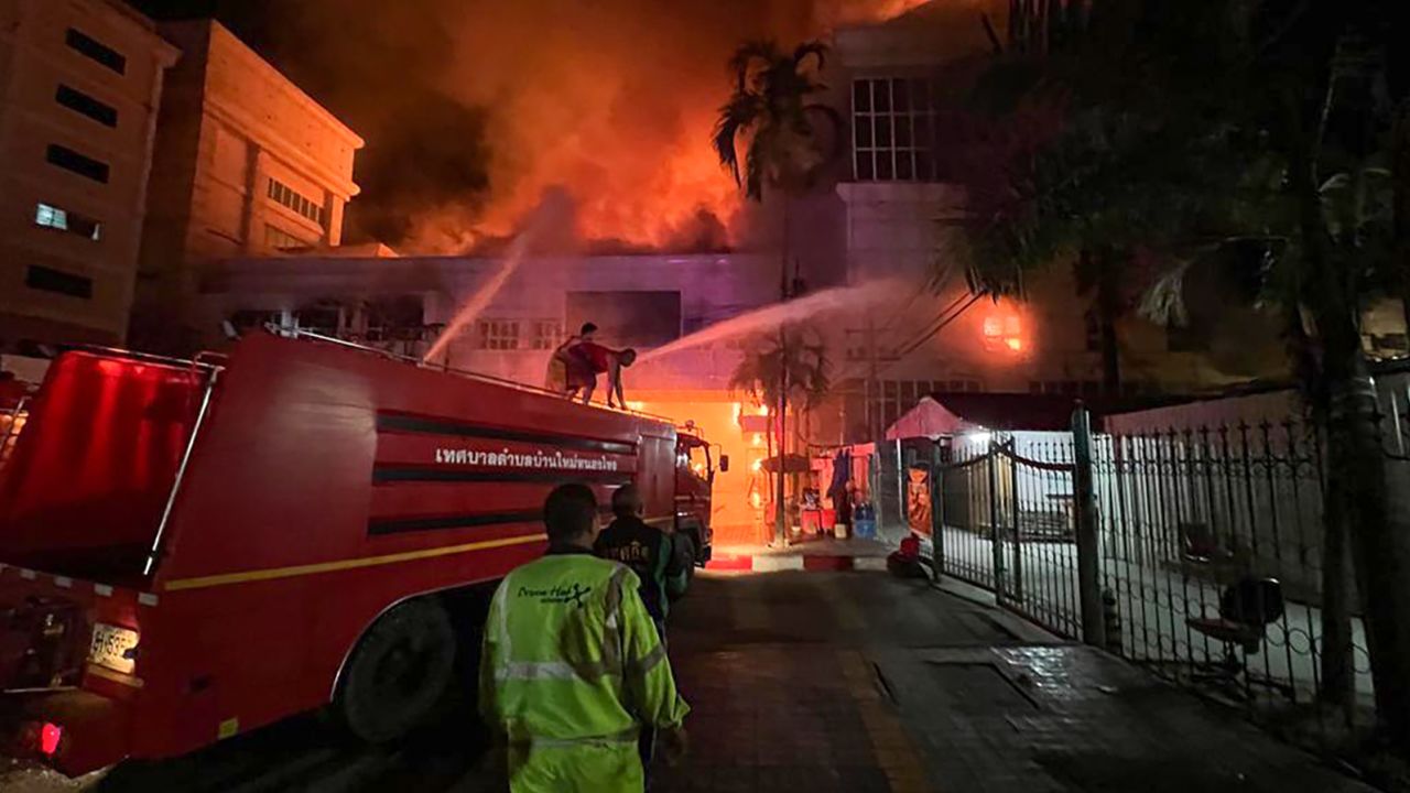 221229111726-03-cambodia-hotel-fire.jpg (100 KB)