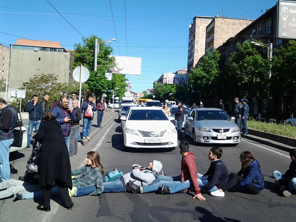 Запах улиц еревана дэвид. Площадь франции в ереване. Yerevan street women. Город ереван улица исаакяна. Ереван теряна 107.