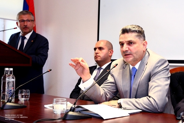 Премьер-министр Армении поручил повысить зарплаты преподавателей АГПУ