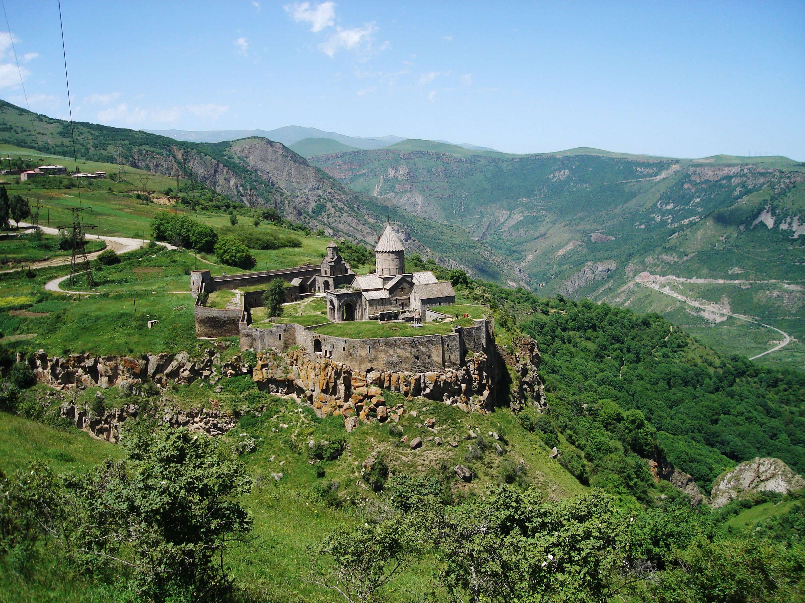 Армения перед. Монастырь Татев Армения. Монастырский комплекс "Татев". Церковь Татев в Армении.