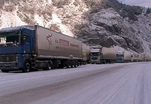 Скопления армянских грузовых машин в Верхнем Ларсе постепенно уменьшаются