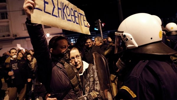 Греческая полиция разогнала демонстрантов с помощью слезоточивого газа