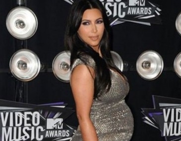 Kim Kardashian admits “being pregnant isn’t easy”