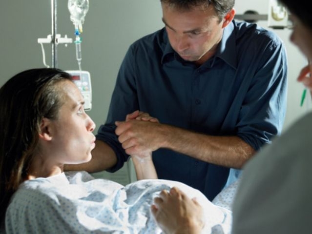 Husband's presence in delivery room encourages woman, but is not advisable