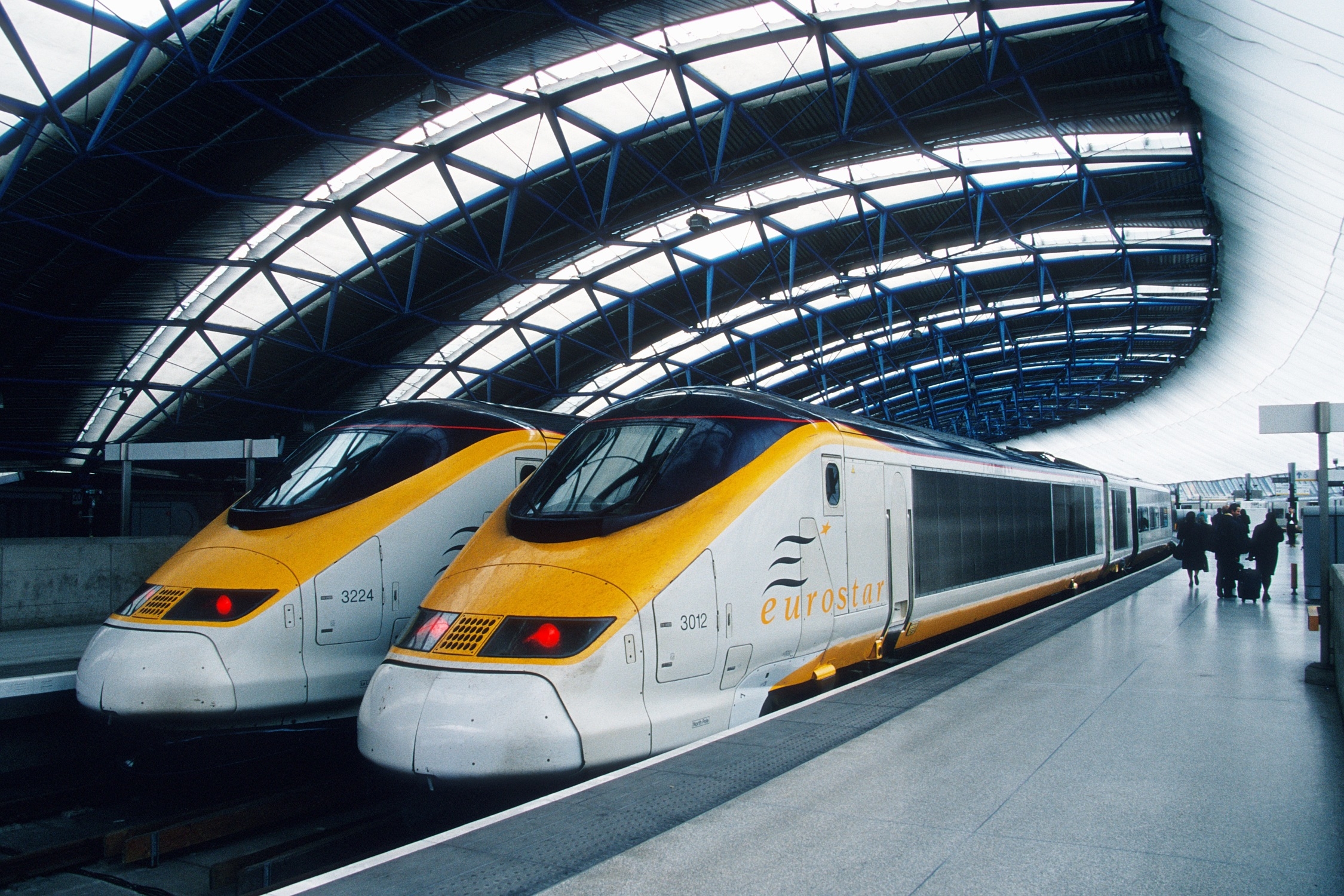 Railways london. Поезд Евростар Лондон. Siemens Velaro Eurostar. Поезд Евростар Лондон Париж. Евротоннель поезда Евростар Лондон.