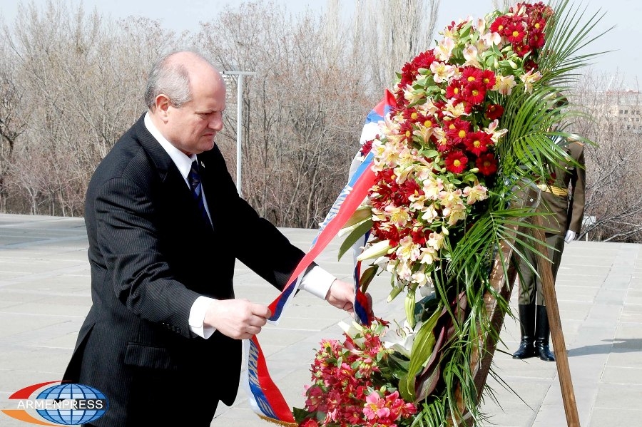 Министр ИД Сербии почтил память жертв Геноцида армян