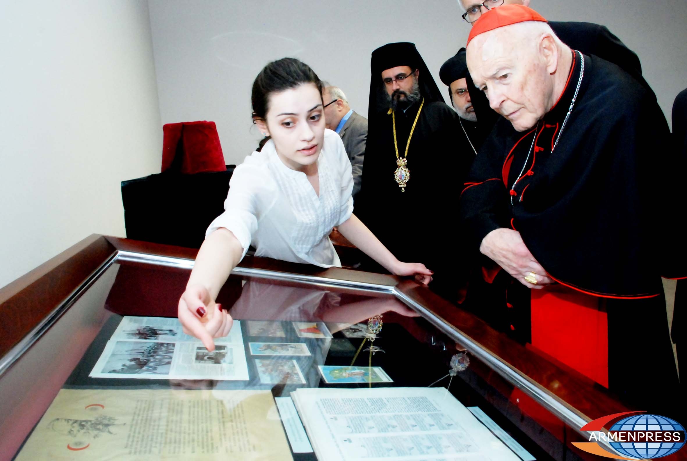 Посетившего Музей-институт Геноцида армян Кардинала заинтересовало письмо Папы 
Бенедикта XV турецкому султану с требованием прекратить резню армян
