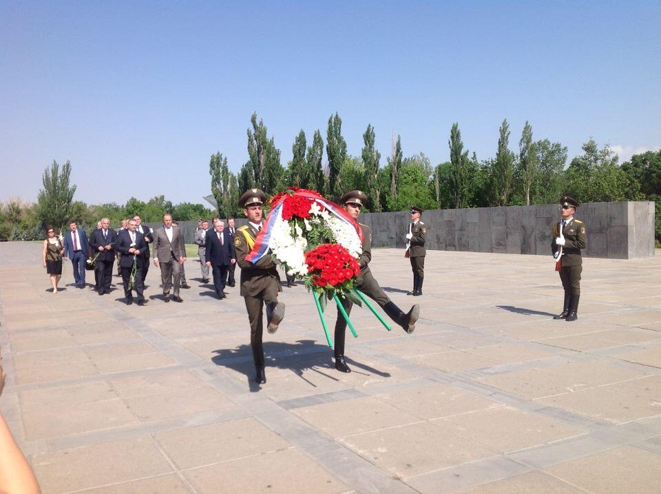 Министр ИД РФ в Цицернакаберде воздал дань памяти жертв Геноцида армян