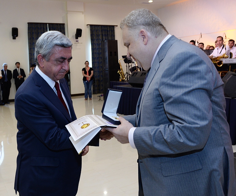 Ректор АГПУ вручил президенту Армении медаль им. Х.Абовяна