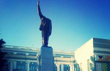 Неизвестные обезглавили памятник Ленину в Харькове