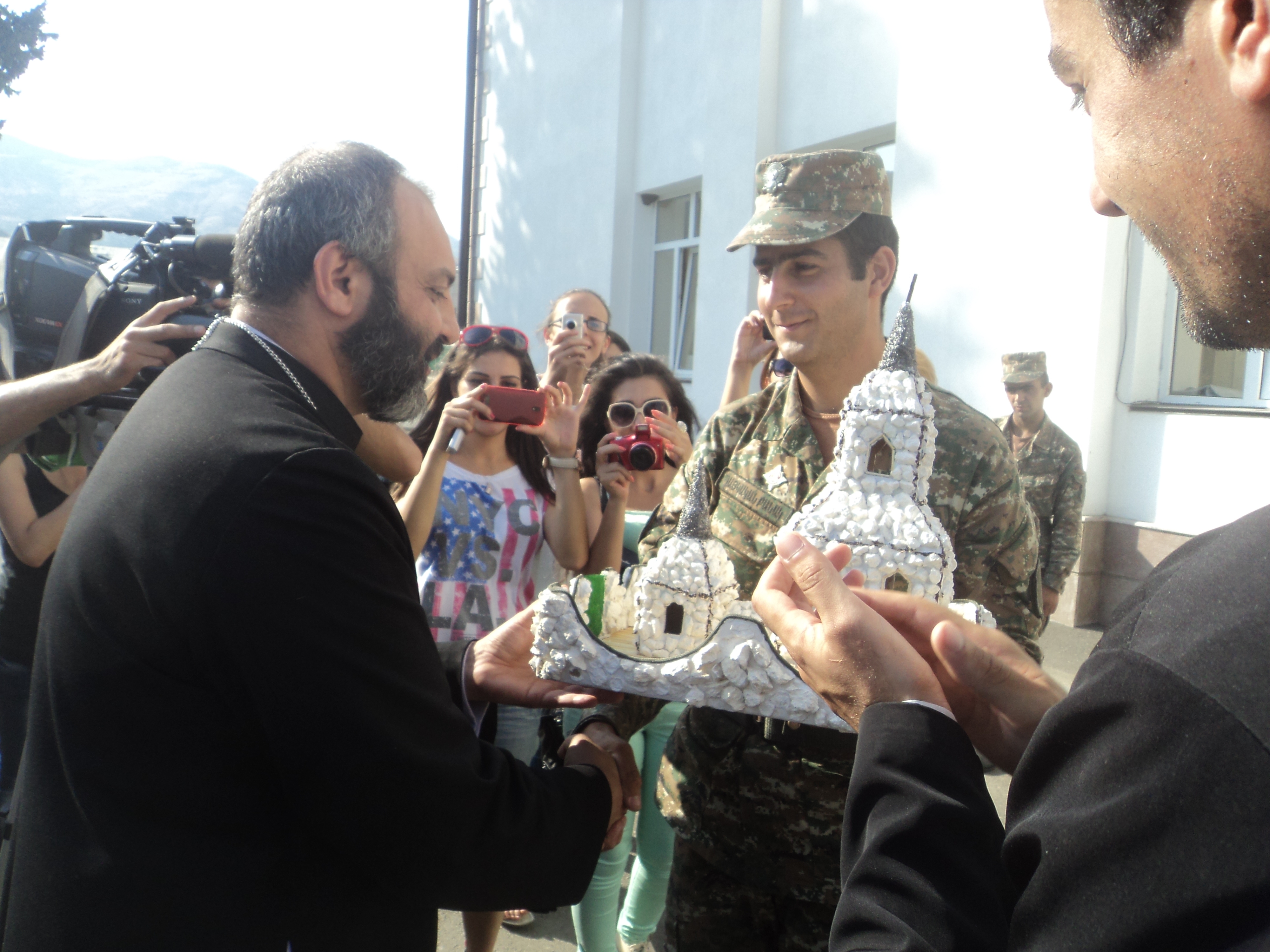 Presence of priests in military units of encourages Armenian soldiers