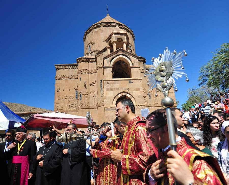 Праздник Цахказард в Армении. Ереван сентябрь
