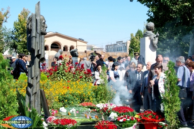 Памятник Сосу Саркисяну в пантеоне передает подлинное величие этого артиста и 
человека