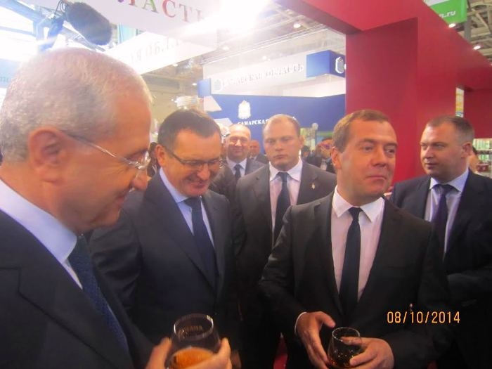 Премьер-министр РФ посетил армянские павильоны на выставке «Золотая осень – 2014», 
попробовал армянский коньяк и сыр