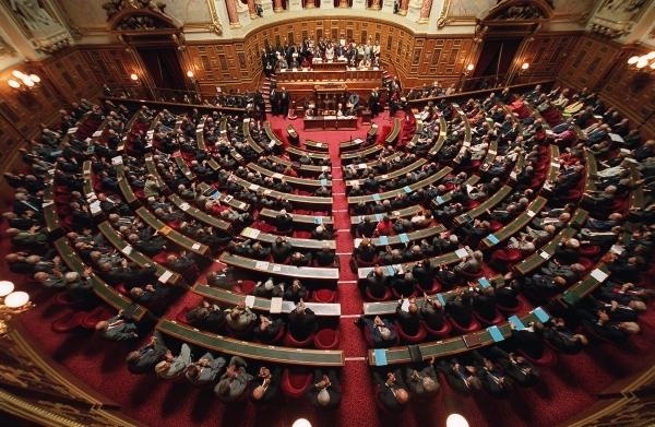 Парламент Франции принял закон о порядке отстранения президента страны от должности
