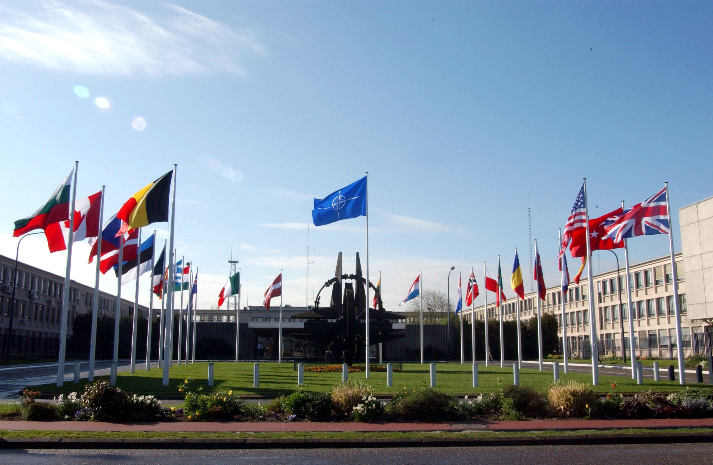 Нато тв. Столица НАТО. Штаб квартира НАТО 2021. Штаб-квартира НАТО В Брюсселе. Штаб квартира НАТО флаги.
